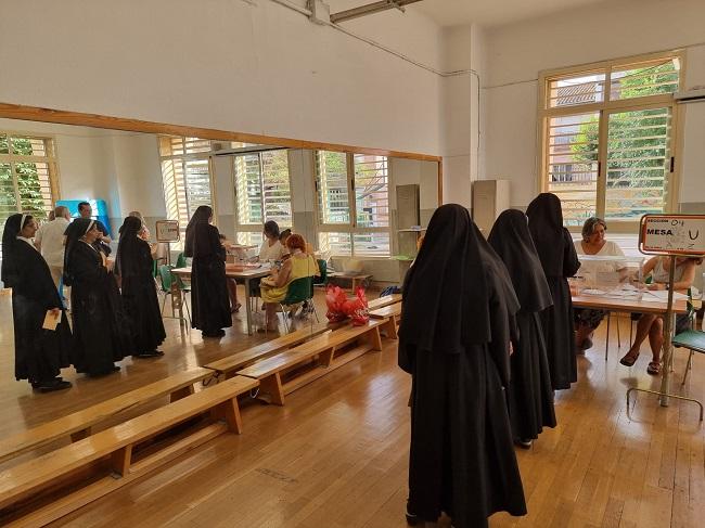 Religiosas hacen cola para votar en un colegio electoral del Realejo.