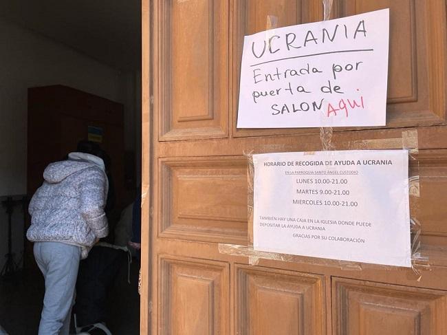 Imagen de la recogida de ayuda organizada, en los primeros días de la guerra, en una parroquia del Zaidín.