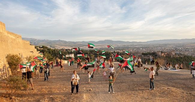Banderas palestinas en el Cerro de San Miguel, frente a la Alhambra. 