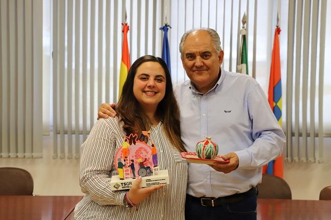 Alba González, presidenta de Atenea, con el alcalde de Huétor Tájar. 