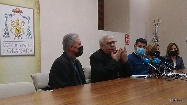 El arzobispo de Granada, Javier Martínez, explica a la prensa el dispositivo de acogida a refugiados de Ucrania.