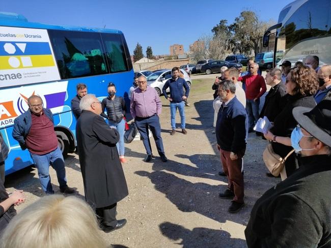 El arzobispo, en la despedida de los dos últimos autobuses que partieron a Ucrania.