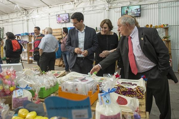 Visita de las autoridades a la muestra, instalada en la Fuente de las Batallas. Visita de las autoridades a la muestra, instalada en la Fuente de las Batallas.