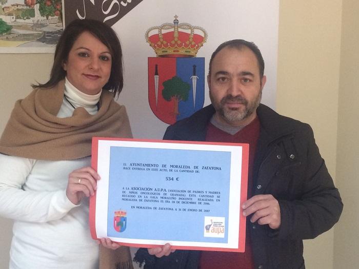 La alcaldesa con el representante de Aúpa.