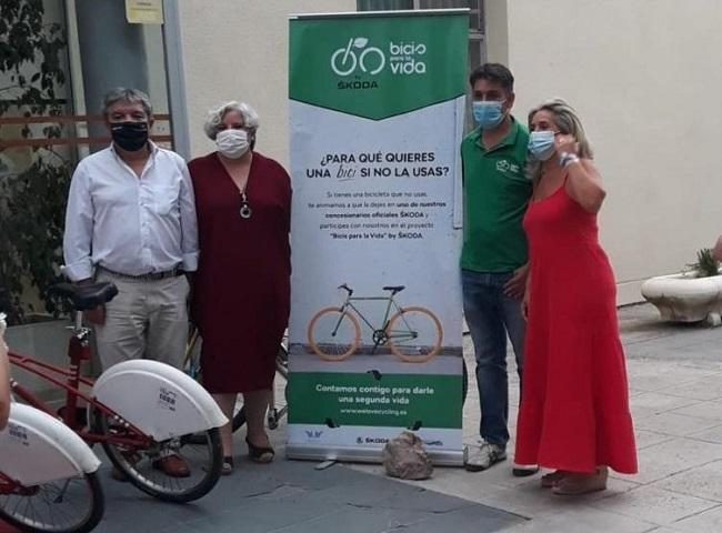 Entrega de las bicicletas a la Residencia Rodríguez Penalva.