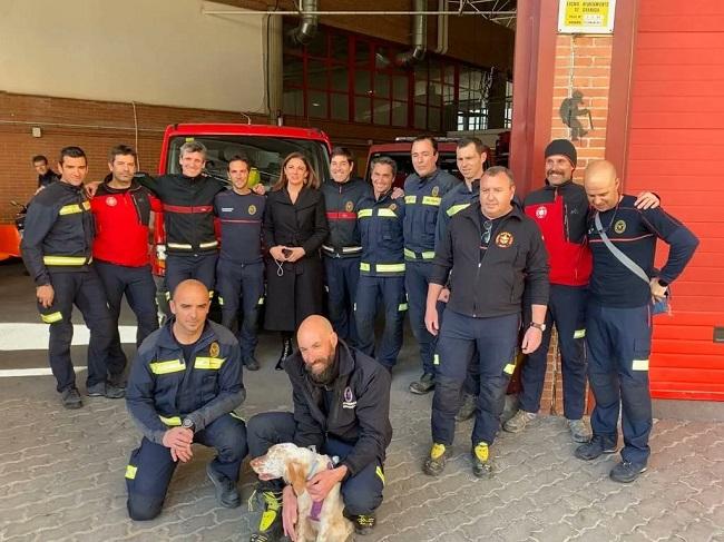 El grupo de bomberos, que encabeza el jefe del cuerpo, junto a la concejala de Protección Ciudadana.