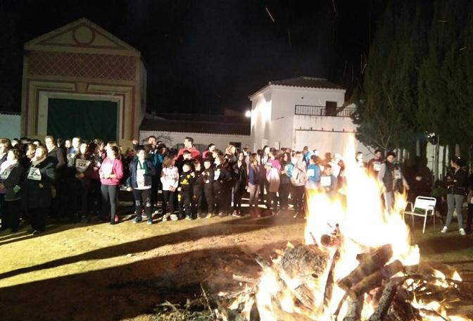 Participantes en la carrera, junto a la tradicional hoguera. 