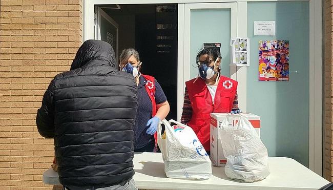 Voluntarios de la Cruz roja en una intervención.