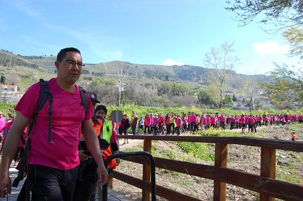 La marcha llega a uno de los puentes sobre el Genil.