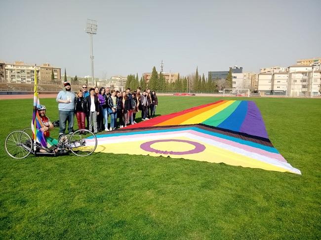 La cocejala y la diputada provincial, con un grupo de jóvenes, en el Núñez Blanca.