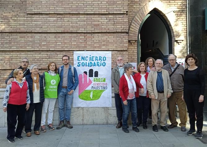 El grupo ciudadano, en la puerta de la iglesia. 