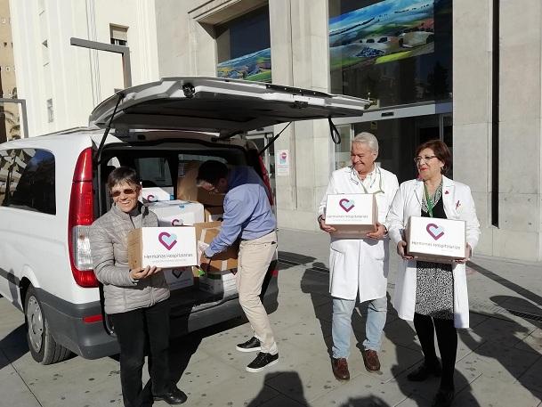 Descarga de los libros en la puerta del hospital.