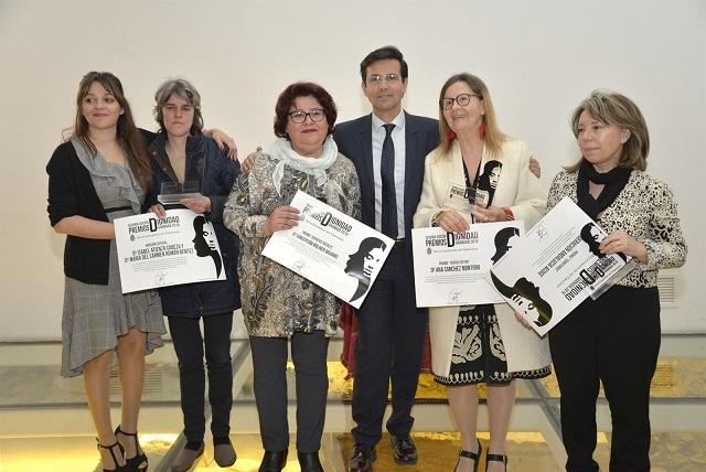 Las personas premiadas, con sus galardones Las personas premiadas, con sus galardones.