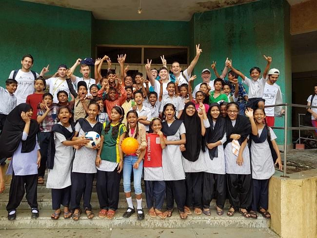 Juande Jerónimo y los voluntarios granadinos llegaron a Bombay para colaborar con la iniciativa Football is Life.