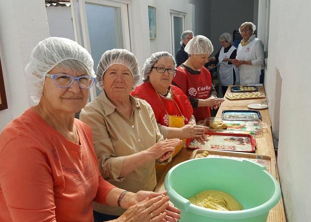 Voluntarias elaboran los pestiños. 