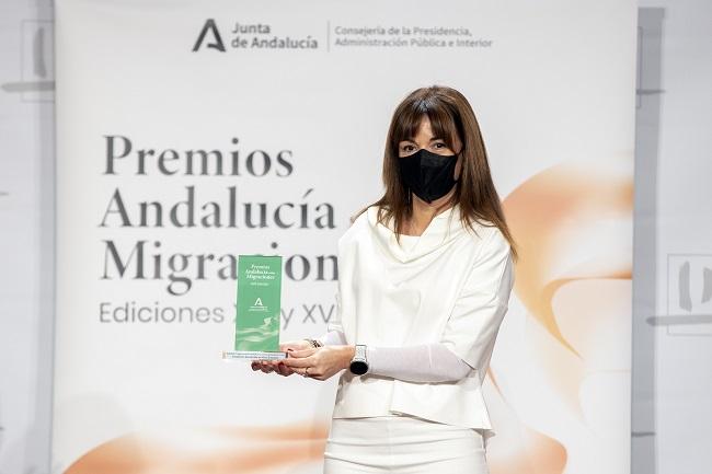 Inmaculada Marrero, secretaria ejecutiva de la Euroárabe, recoge el premio ‘Andalucía de Migraciones’ 2021. 