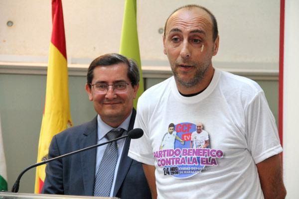 Jorge Abarca presenta el partido benéfico.