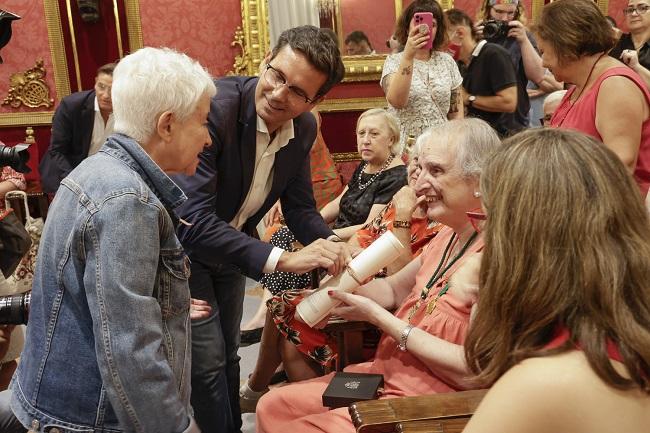 Kim Pérez conversa con el alcalde y la directora de Diversidad Sexual del Ministerio.