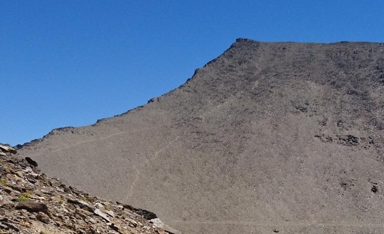 Vista del Mulhacén, donde se aprecian los dos senderos de subida que confluyen a media ladera.