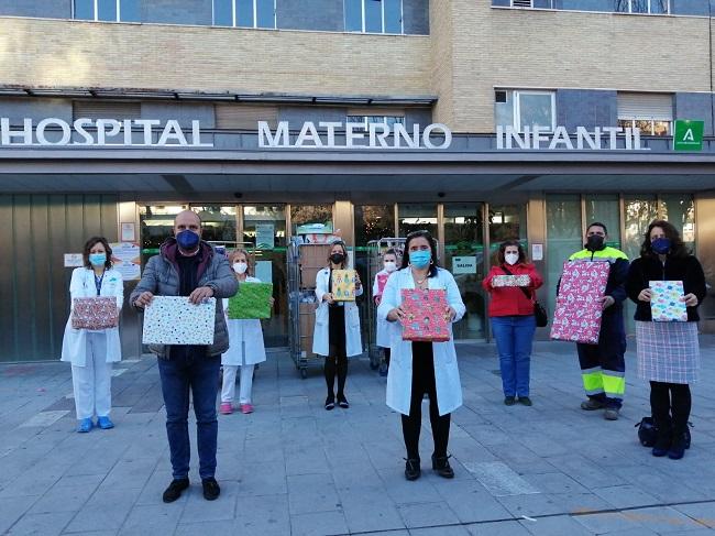 Representantes de Otura y del Virgen de las Nieves, con regalos, a las puertas del Materno.