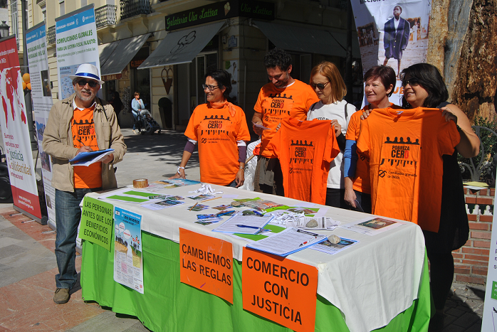 José Márquez, junto a miembros de las ONG en la campaña Pobreza Cero.