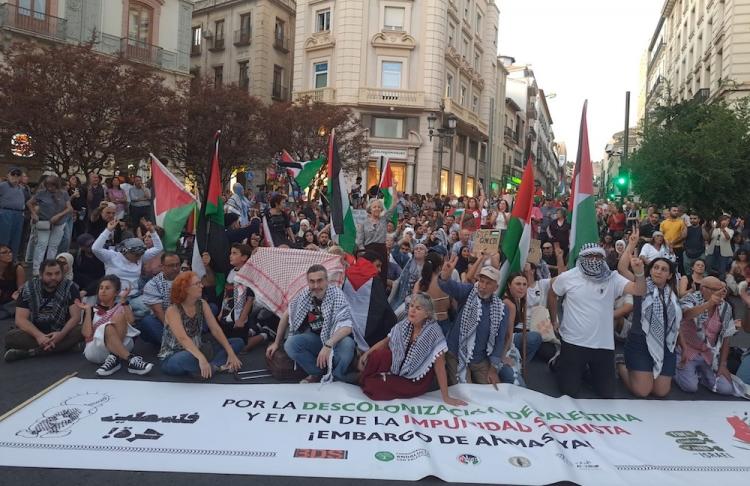 Sentada en Puerta Real. 