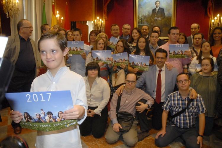 Presentación del calendario solidario este martes en el Ayuntamiento.