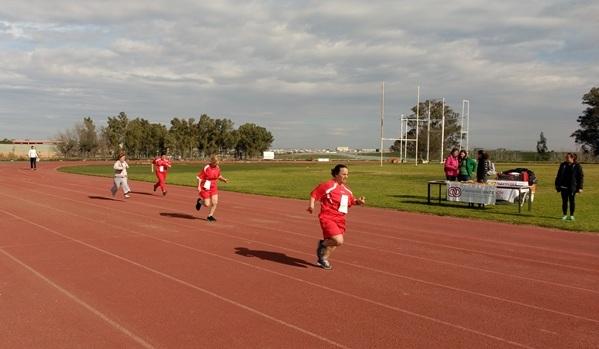 Varios participantes del club deportivo en una carrera de atletismo.