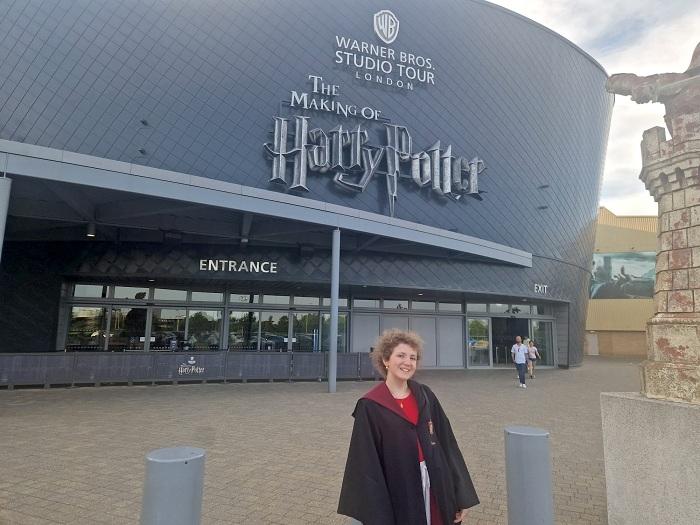 Rebeca, frente a los estudios de cine donde se rodaron las películas de Harry Potter.