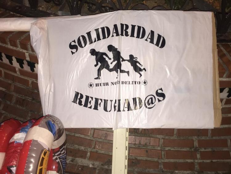 Cartel en la última concentración en Granada de apoyo a los refugiados.