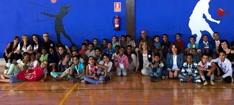 Recibimiento a los menores saharauis en el pabellón deportivo de Gójar.