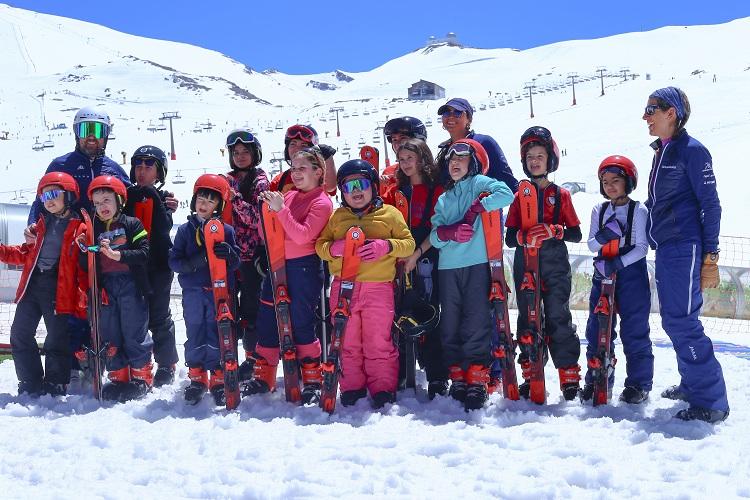 Caras de felicidad de los menores oncológicos disfrutando en Sierra Nevada.