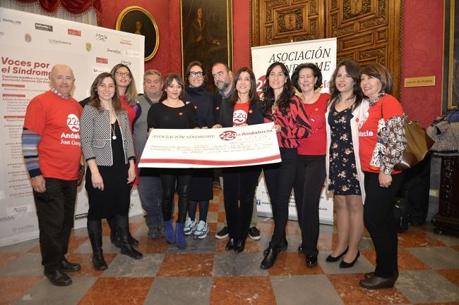 Entrega simbólica del cheque con la recaudación del concierto solidario.