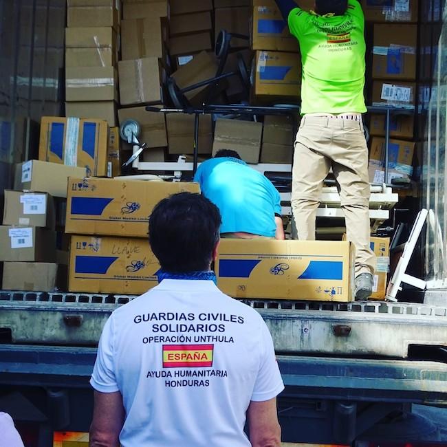 Guardias Civiles Solidarios cargan los contenedores con ayuda humanitaria para Honduras.