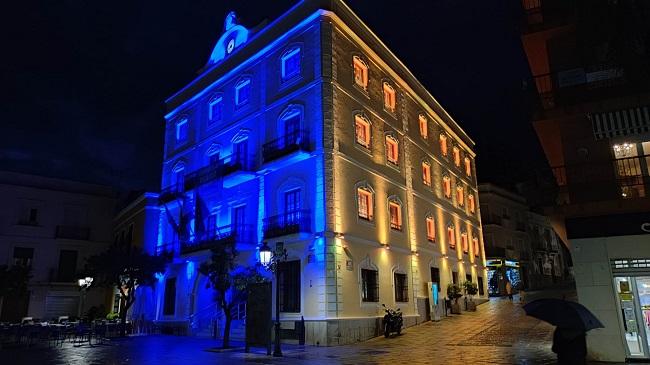 El Ayuntamiento de Almuñécar iluminado con los colores de la bandera ucraniana.