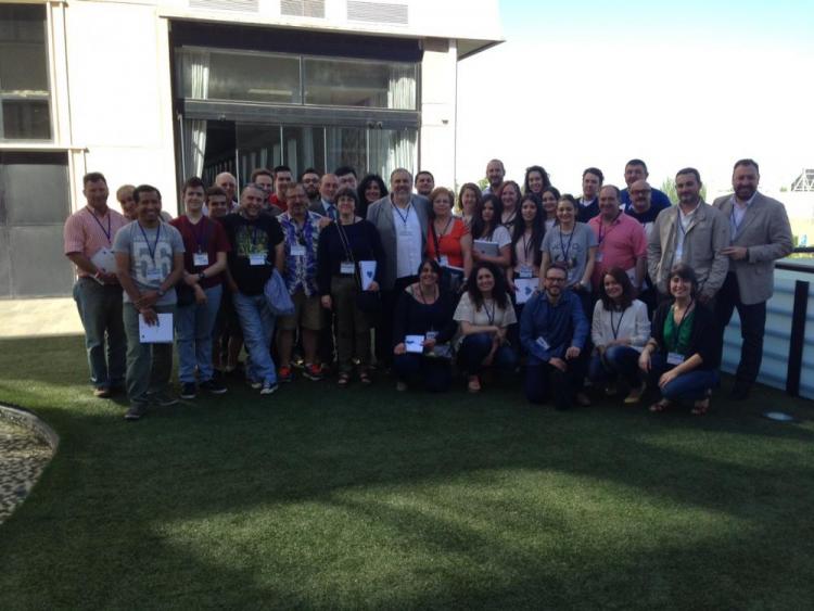 Participantes, junto a responsables de la Junta.