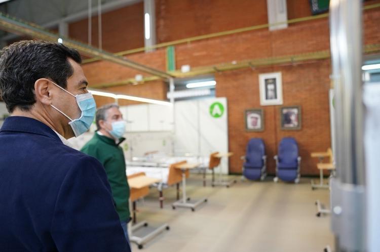El presidente de la Junta, Juan Manuel Moreno, y el consejero de Presidencia, en una visita al hospital de campaña de Carranque, en Málaga.