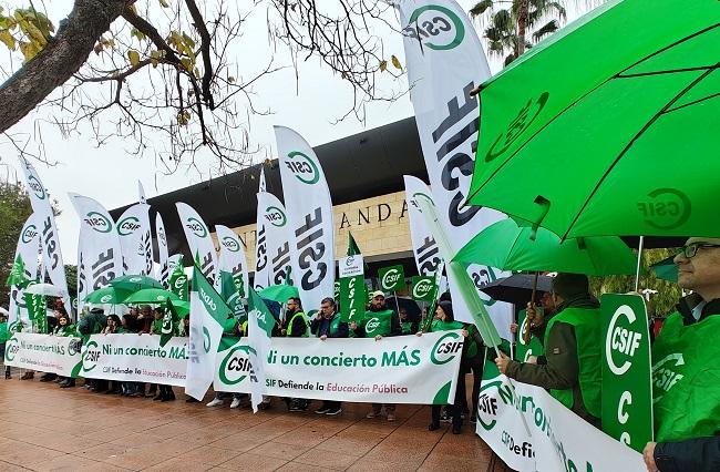 Protesta, este lunes, a las puertas de la Consejería de Desarrollo Educativo.