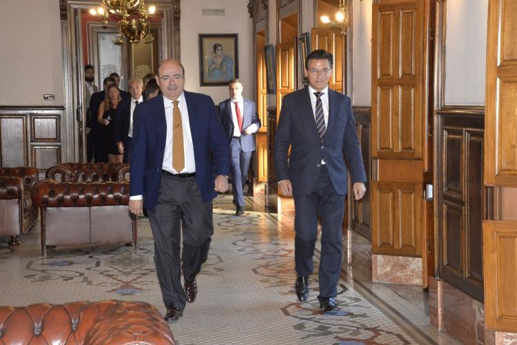 Luis Salvador y Sebastián Pérez, este jueves, al dirigirse a la rueda de prensa en la que han hecho balance. Luis Salvador y Sebastián Pérez, este jueves, al dirigirse a la rueda de prensa en la que han hecho balance.
