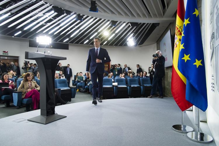 Pedro Sánchez a su llegada a la sala de prensa de Moncloa.