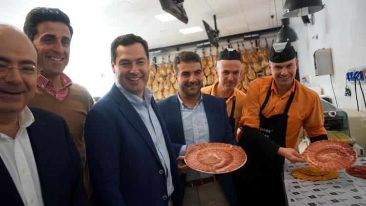 Moreno, con Camacho y Pérez, en su visita a Embutidos García Lizana. Moreno, con Camacho y Pérez, en su visita a Embutidos García Lizana.