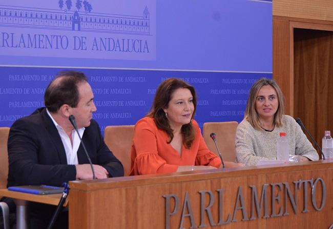 Carmen Crespo flanqueada por Marifrán Carazo y Vicente Valero. Carmen Crespo flanqueada por Marifrán Carazo y Vicente Valero.
