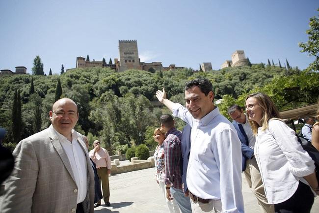 Juan Manuel Moreno con Sebastián Pérez, en su visita al Albaicín.