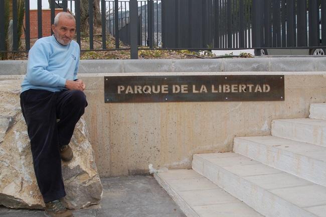 Luis López García, en 2008, en el Parque de la Libertad de Víznar. 