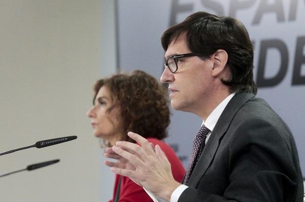 Los ministros Salvador Illa y María Jesús Montero, este martes en rueda de prensa. Los ministros Salvador Illa y María Jesús Montero, este martes en rueda de prensa.