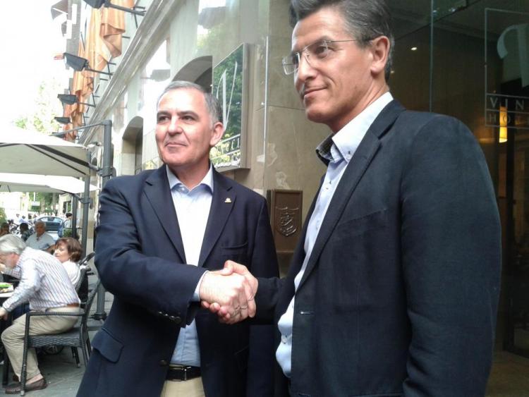 Santiago Pérez y Luis Salvador escenifican el acuerdo.