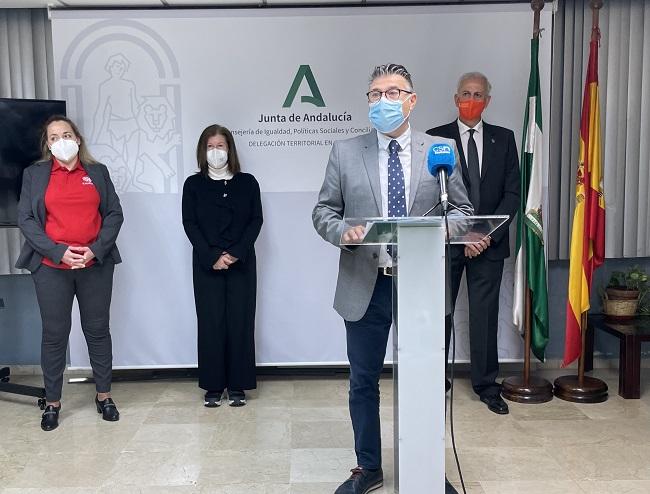 Vidal y Montalvo con las responsables de Cáritas.