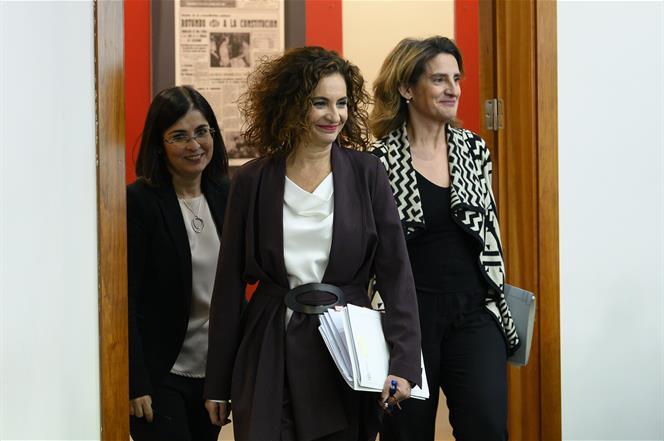 La ministra María Jesús Montero seguida de las ministras Teresa Ribera y Carolina Darias.