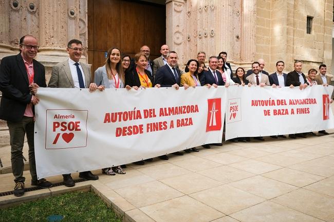 Parlamentarios y alcaldes de Granada y Almería, en el Parlamento.