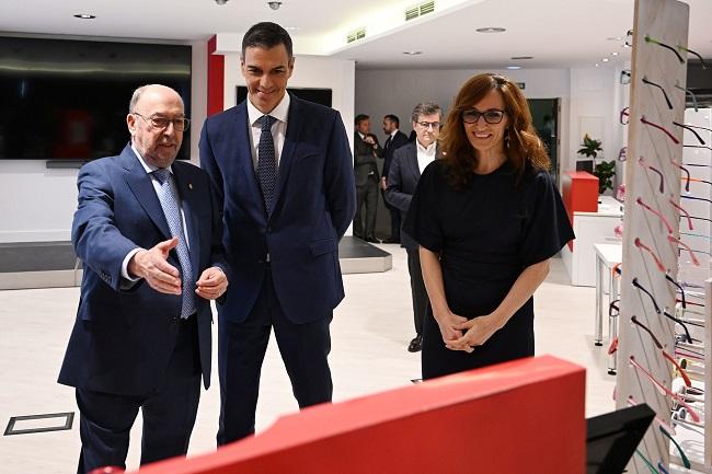 El presidente del Consejo General del Colegio de Ópticos Optometristas, Juan Carlos Martínez, el presidente del Gobierno, Pedro Sánchez, y la ministra de Sanidad, Mónica García.